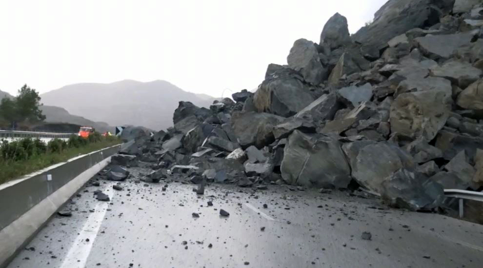 FOTO/ Nuk keni parë gjë akoma, rruga Elbasan – Tiranë do vijojë të jetë e bllokuar për disa ditë