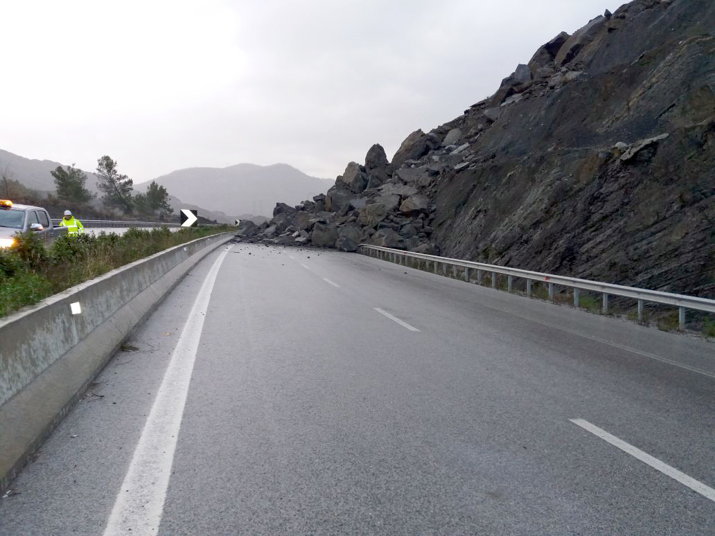 FOTO/ Nuk keni parë gjë akoma, rruga Elbasan – Tiranë do vijojë të jetë e bllokuar për disa ditë