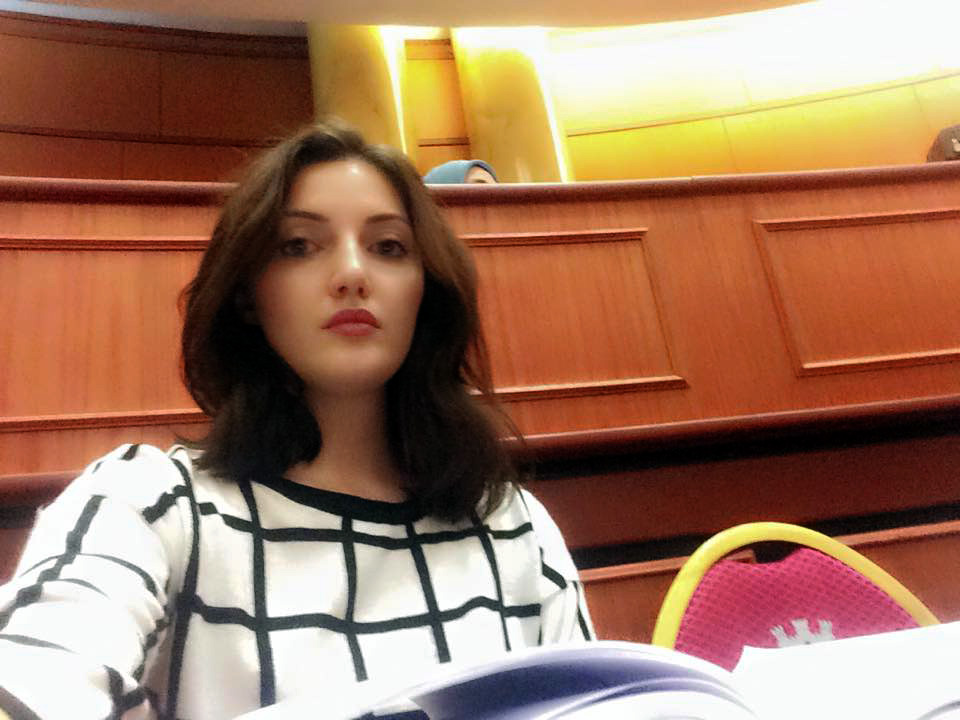 EMRI & FOTO/ Buxheti i Tiranës, këshilltarja e LSI tregon pse ju vetofruar Erion Vleiajt dhe i kthehet Monika Kryemadhit