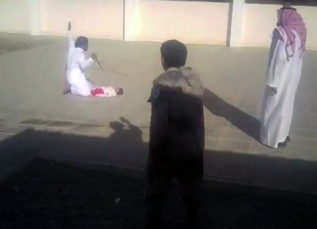 VIDEO/ Burri kërcënon me thikë kuzhine të birin 5 muajsh