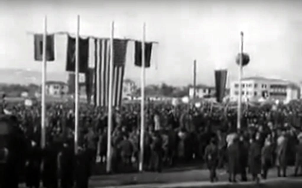 VIDEO/ Ja si festohej çlirimi i Shqipërisë në 28 nëntor të vitit 1945, edhe me flamujt e aleatëve amerikanë e britanikë