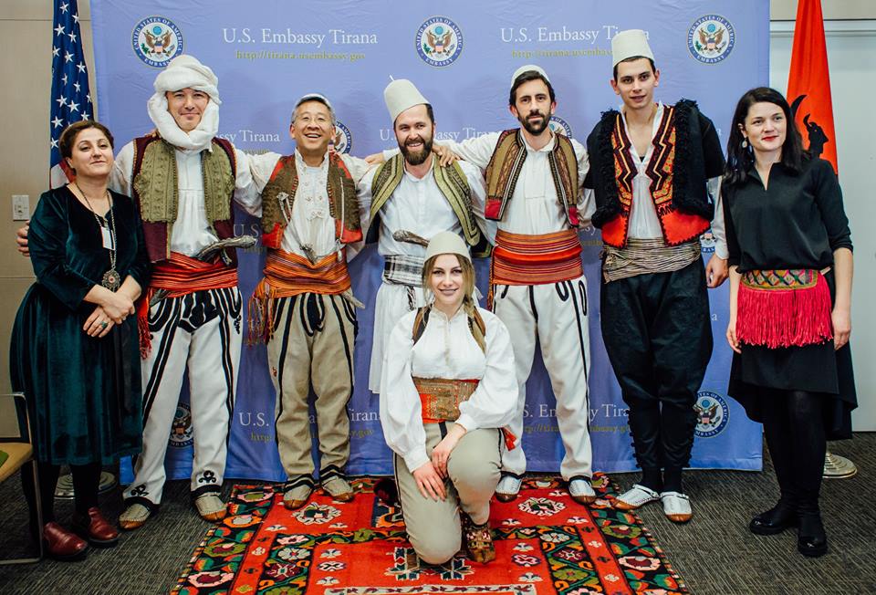 FOTO GALERI/ Donald Lu “rras” jataganin në brez…