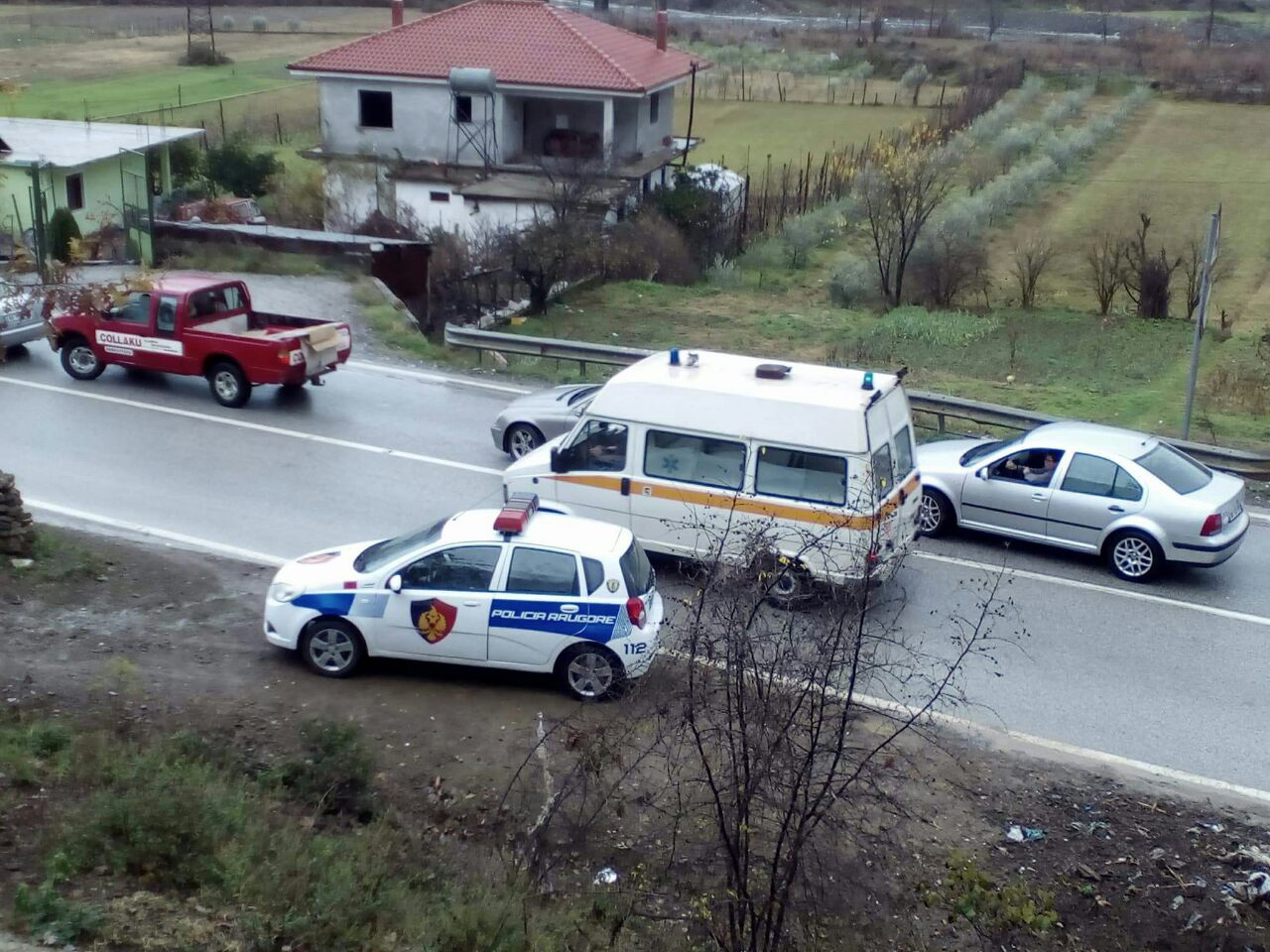 FOTO/ Elbasan, dy autovetura përplasen me autobusin, plagosen tre femra