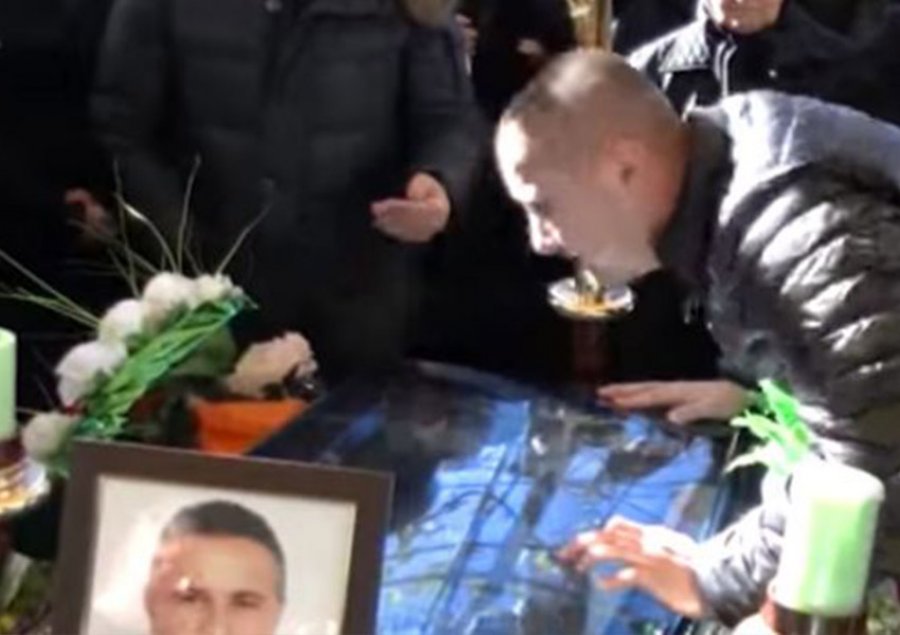 VIDEO/Samuel Ndoka, me pranga ne varrimin e babait te vrare