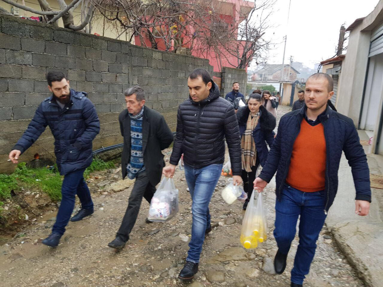 FOTO GALERI/ FRPD shpërndan ndihma për banorët e përmbytur në Babrru dhe Paskuqan