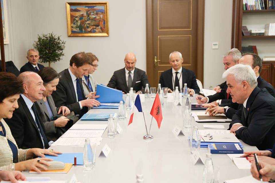 Policia shqiptare “importon” edhe dy oficerë të specializuar francezë