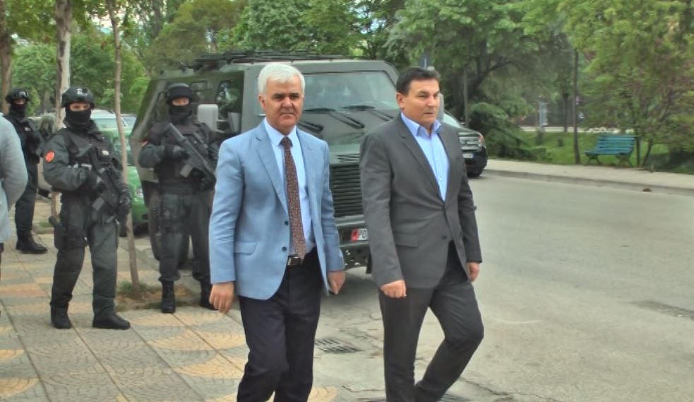 EMRAT/ Fatmir Xhafaj kërkon largimin e Haki Çakos, por Edi Rama nuk e lëshon