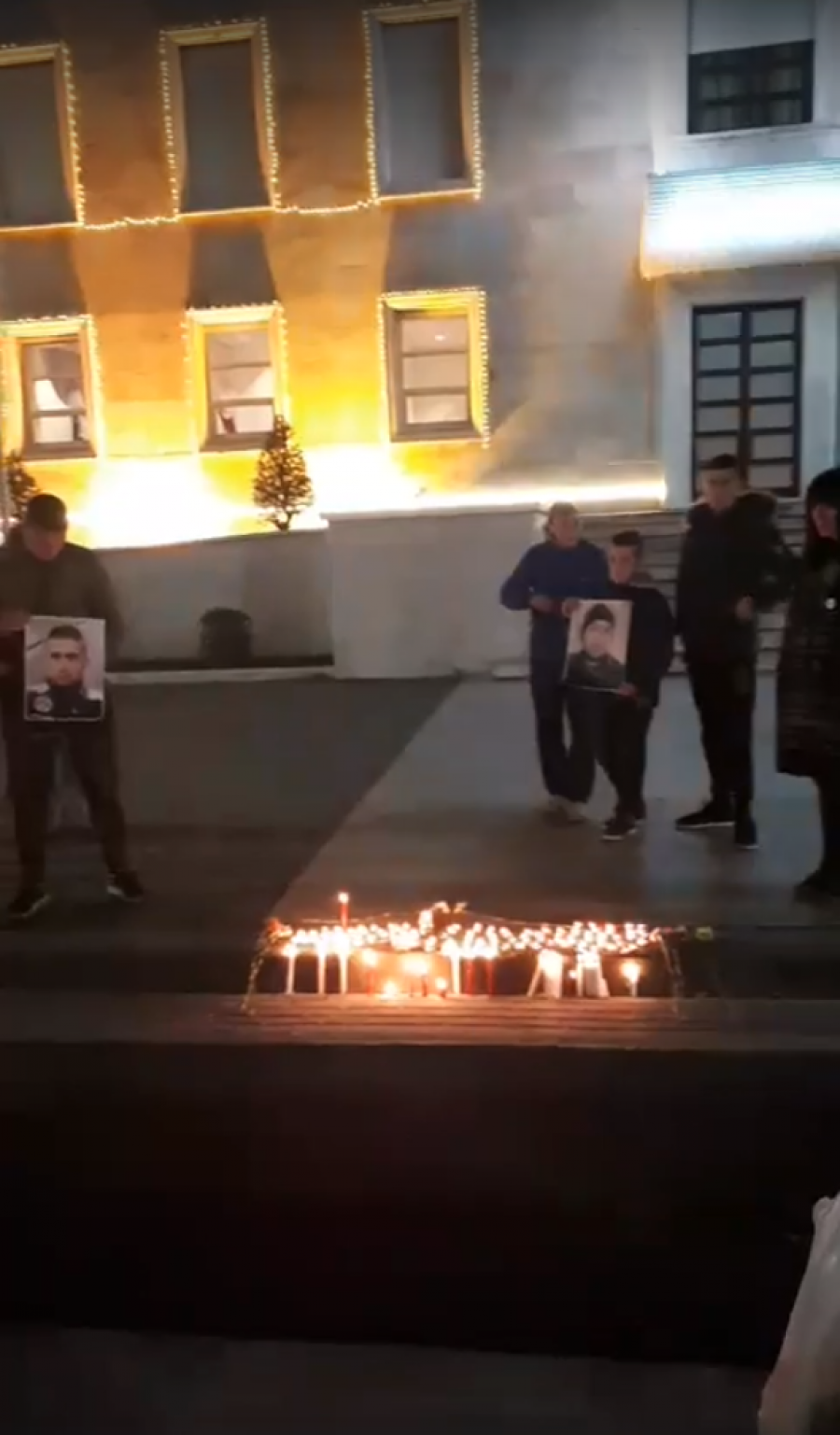 VIDEO & FOTO GALERI/ Homazhe para zyrës së Ramës për vrasjen e Florenc Beqiraj, mesazhet prekëse