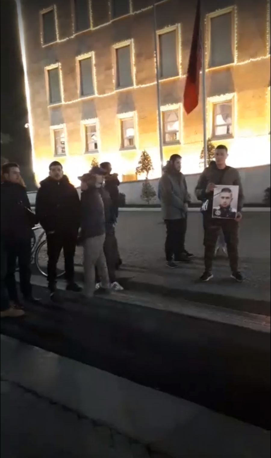 VIDEO & FOTO GALERI/ Homazhe para zyrës së Ramës për vrasjen e Florenc Beqiraj, mesazhet prekëse