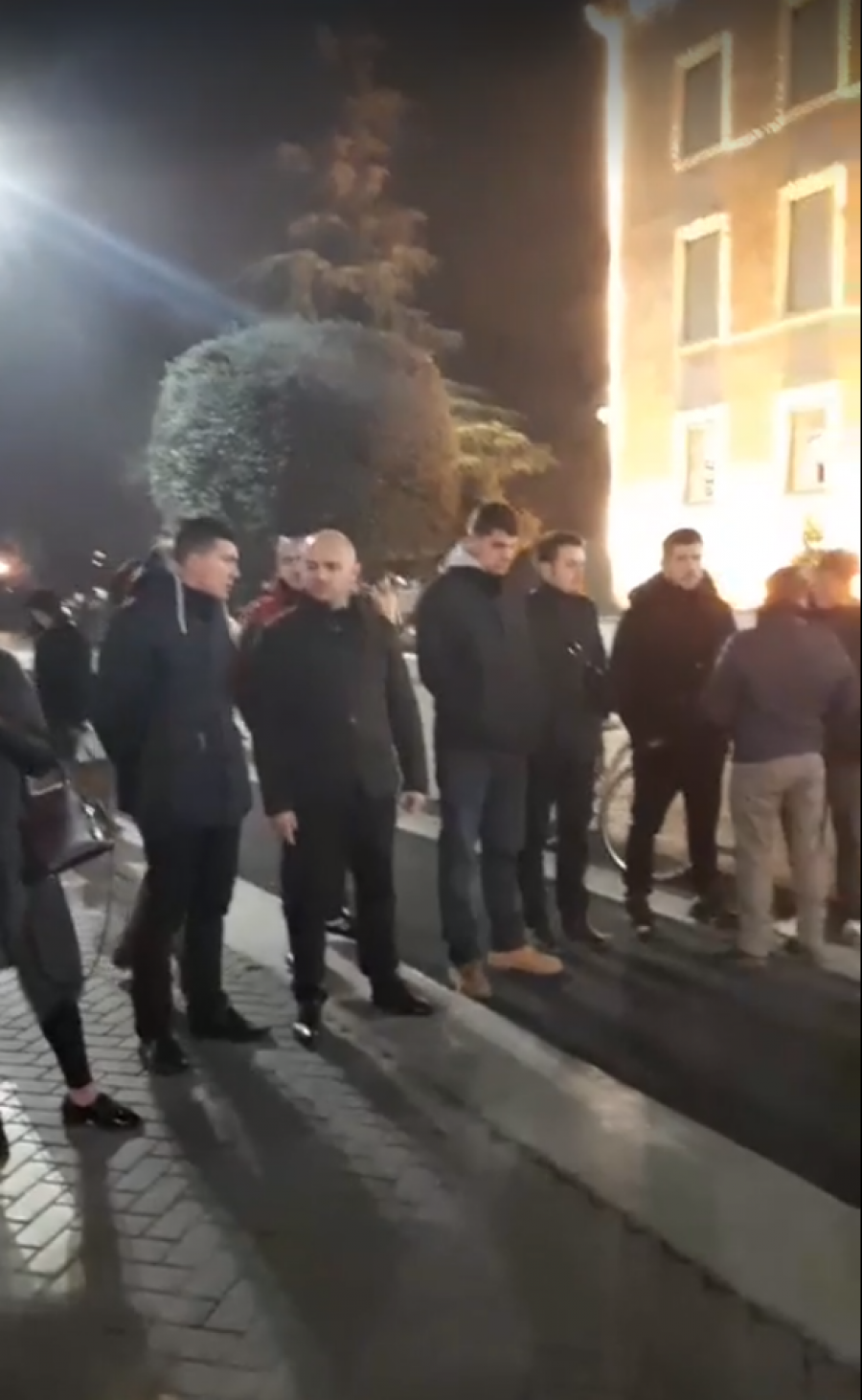 VIDEO & FOTO GALERI/ Homazhe para zyrës së Ramës për vrasjen e Florenc Beqiraj, mesazhet prekëse