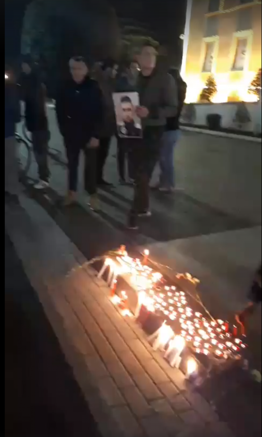 VIDEO & FOTO GALERI/ Homazhe para zyrës së Ramës për vrasjen e Florenc Beqiraj, mesazhet prekëse