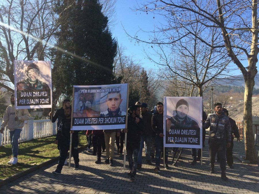 VIDEO/ Shkodër, qytetarët në protestë për vrasjen e Florencit, kërkojnë dorëheqjen e ambasadorit Tola
