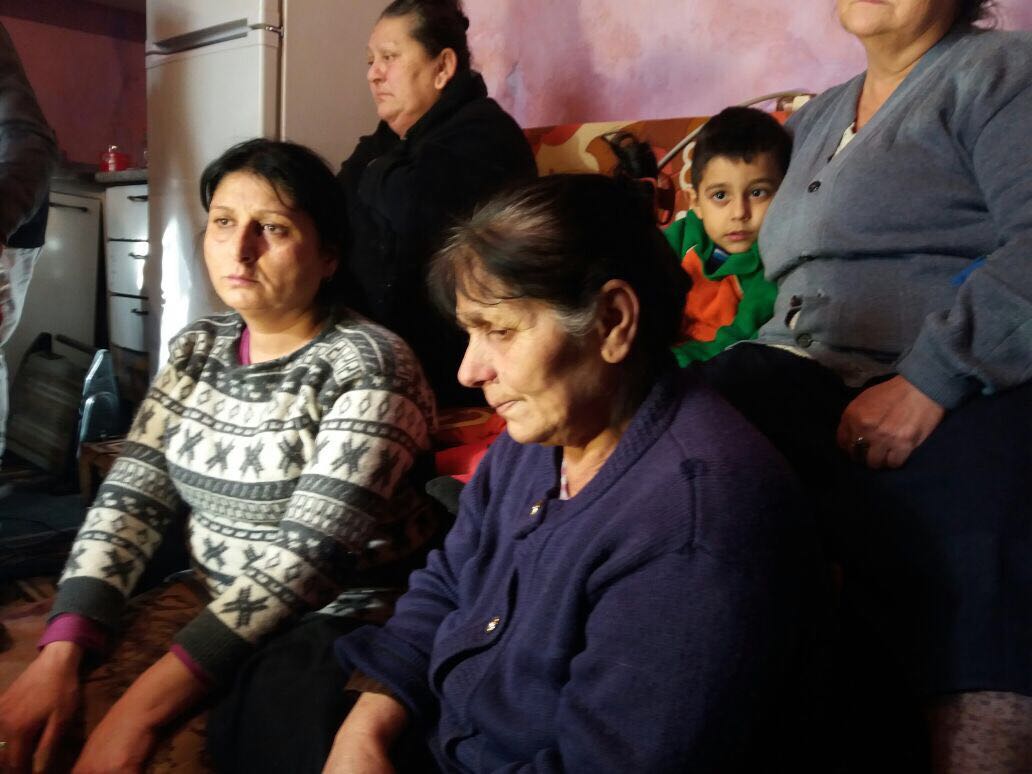 Nëna e Florencit tregon telefonatën e fundit me të birin: S’na dhanë as celularin, rrobat ia kishin hedhur