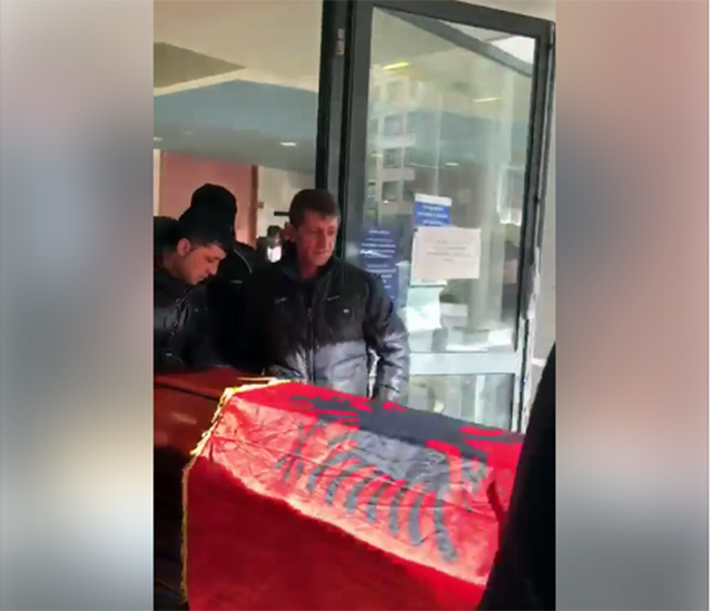 VIDEO/ Trupi i pajetë i Florenc Beqiraj mbërrin në Shqipëri