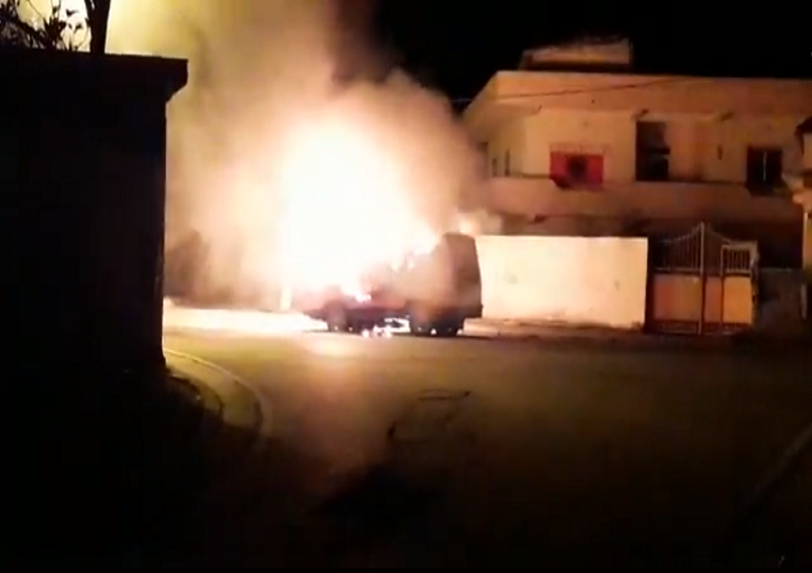 VIDEO/ Vlorë, digjet fugoni i parkuar