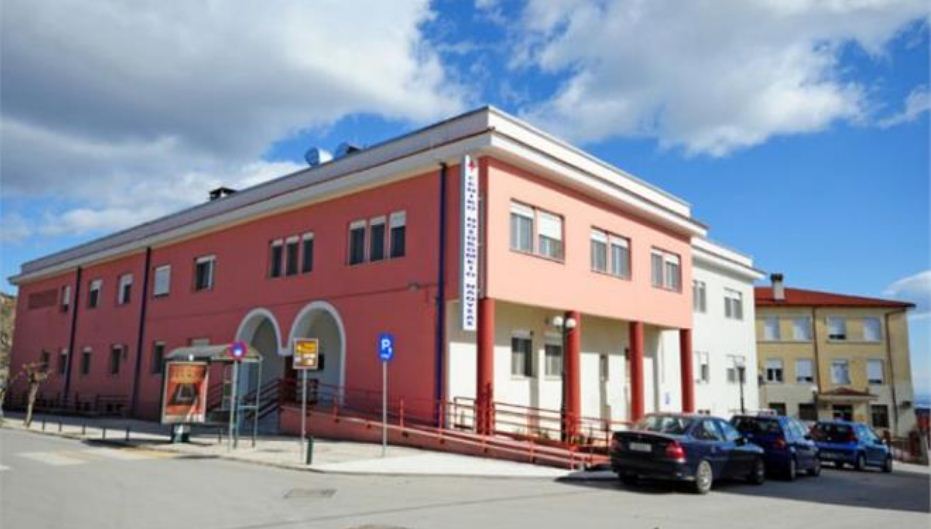 Shqiptari rreh mjekun grek dhe i thyen këmbën