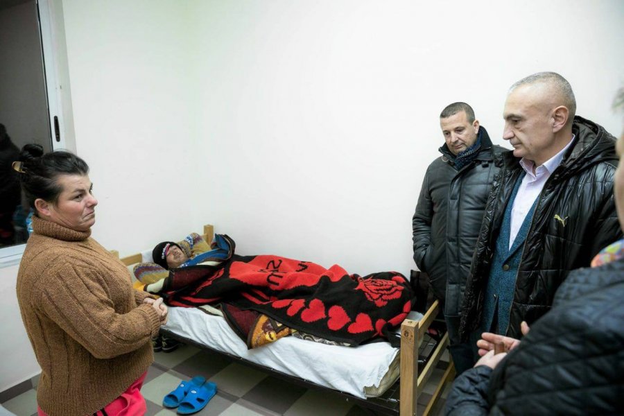 FOTO GALERI/ Presidenti Meta në Berat: Duhet kujdes i madh, dimri po bëhet i vështirë dhe i paparashikueshëm
