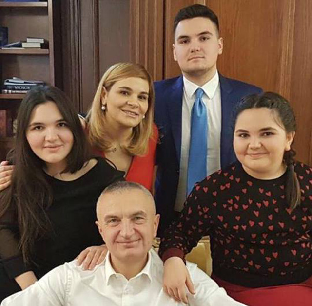 Kryemadhi uron me foto familjare, mesazhi për shqiptarët…