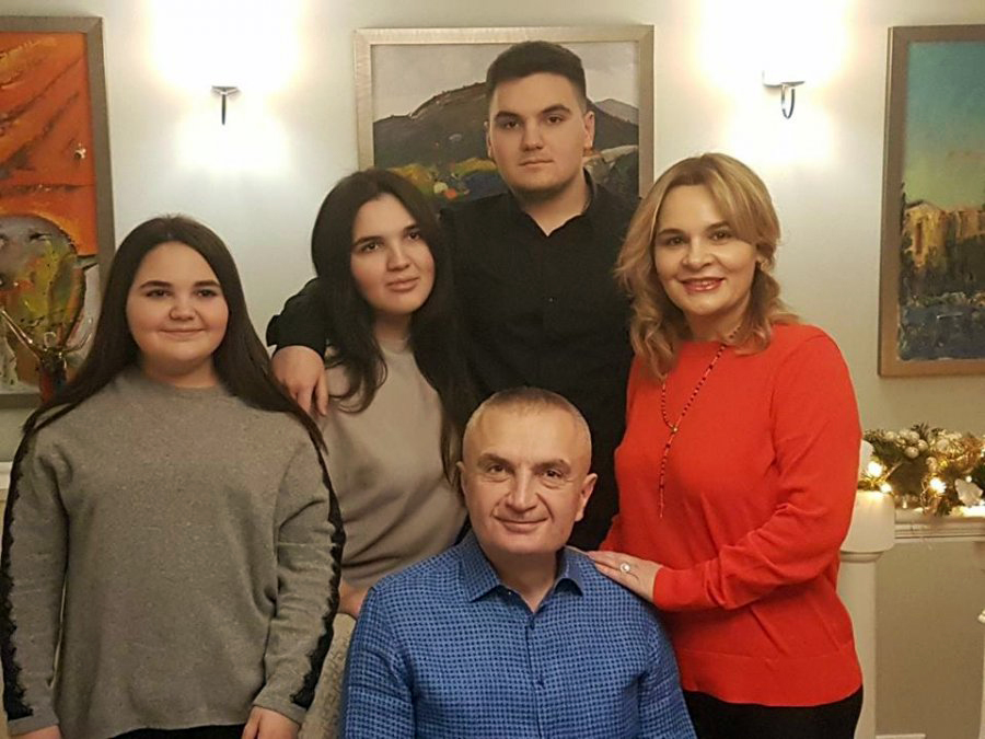 Presidenti Ilir Meta uron nëpërmjet një kartoline familjare: Gëzuar nga mot Krishtlindjen!