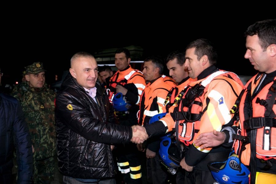 FOTO GALERI/ Presidenti Meta viziton zonën e përmbytur të Ferrasit, vlerëson Ushtrinë dhe Policinë