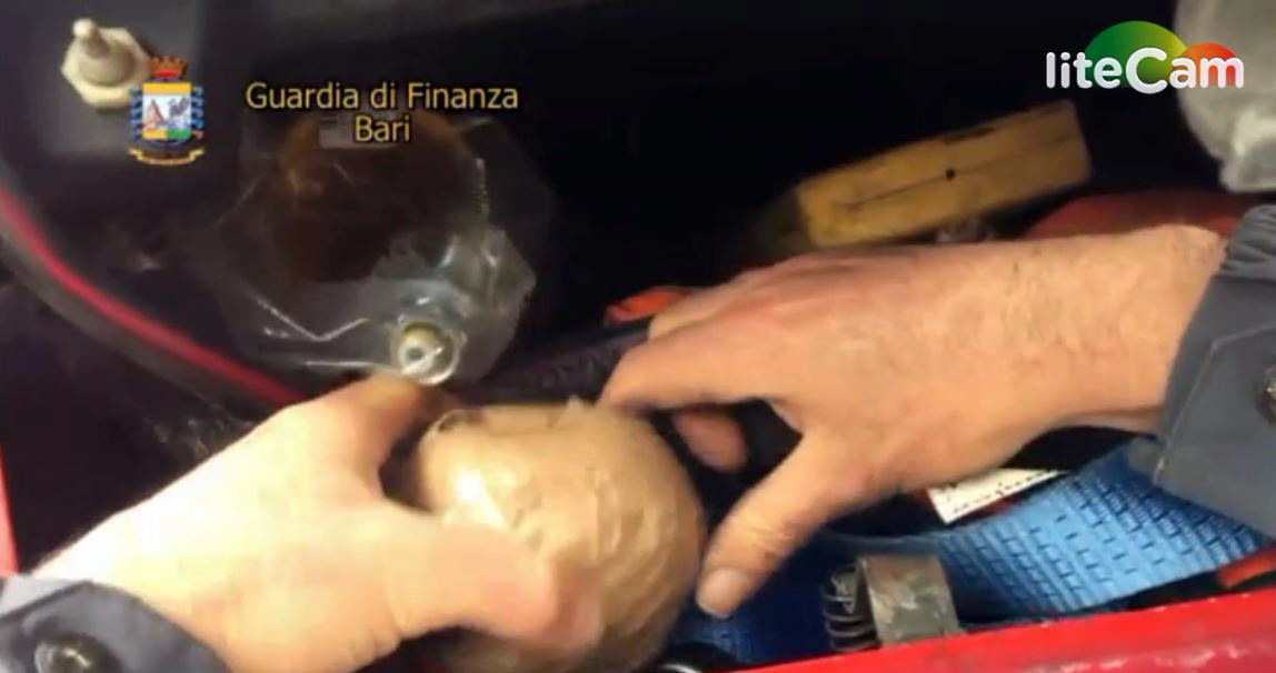 VIDEO/ Itali, ja si u kapën 2 kg heroinë në Bari dhe ku e kishte fshehur kamionisti shqiptar