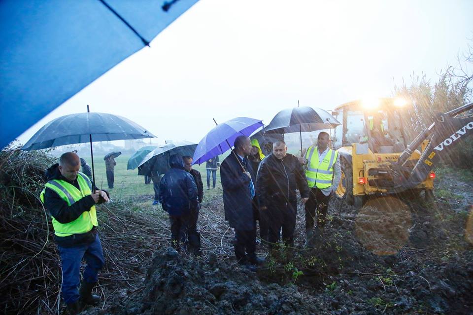 BILANCI PËRMBYTJEVE & FOTO GALERI/ Qeveria braktis Kamzën, ja sa familje janë përmbytur