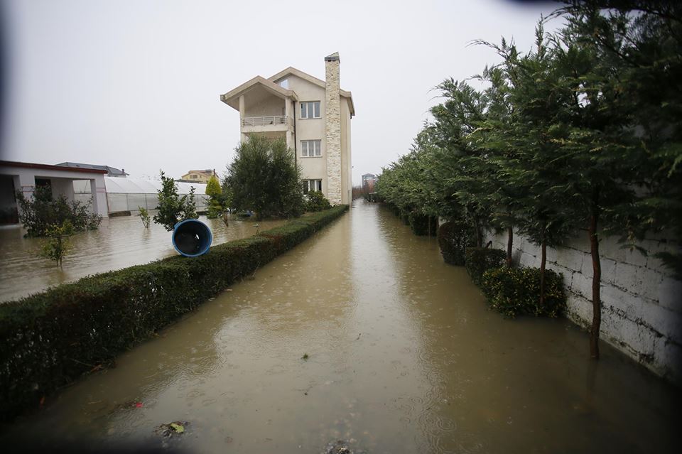 BILANCI PËRMBYTJEVE & FOTO GALERI/ Qeveria braktis Kamzën, ja sa familje janë përmbytur