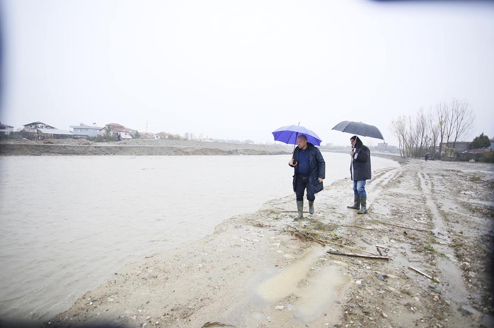 BILANCI PËRMBYTJEVE & FOTO GALERI/ Qeveria braktis Kamzën, ja sa familje janë përmbytur