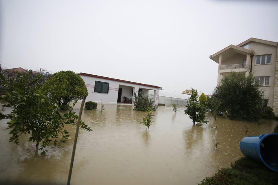 BILANCI PËRMBYTJEVE & FOTO GALERI/ Qeveria braktis Kamzën, ja sa familje janë përmbytur