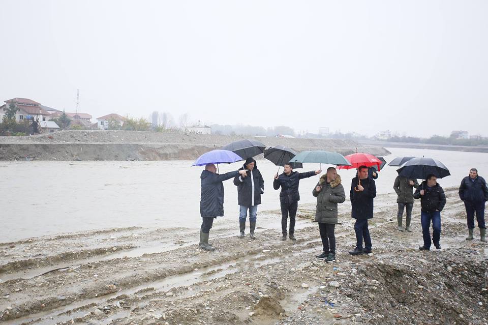BILANCI PËRMBYTJEVE & FOTO GALERI/ Qeveria braktis Kamzën, ja sa familje janë përmbytur