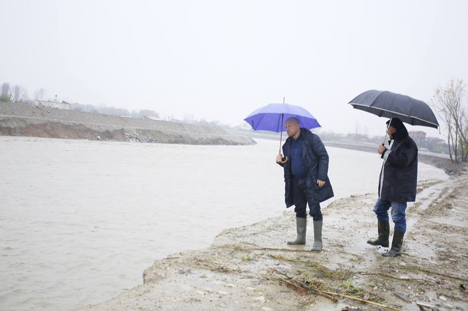 BILANCI PËRMBYTJEVE & FOTO GALERI/ Qeveria braktis Kamzën, ja sa familje janë përmbytur