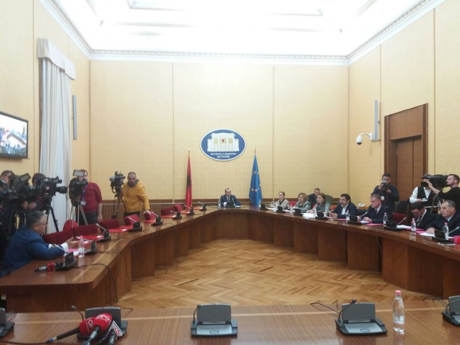 FOTO/ Fillon mbledhja e Komisionit për zgjedhjen e kryeprokurorit të ri, PS e vetme , opozita bojkoton