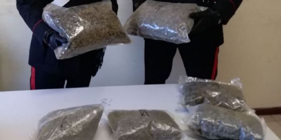 FOTO/ Itali, pranga 2 shqiptarëve dhe 3 italianëve për 42 kg drogë