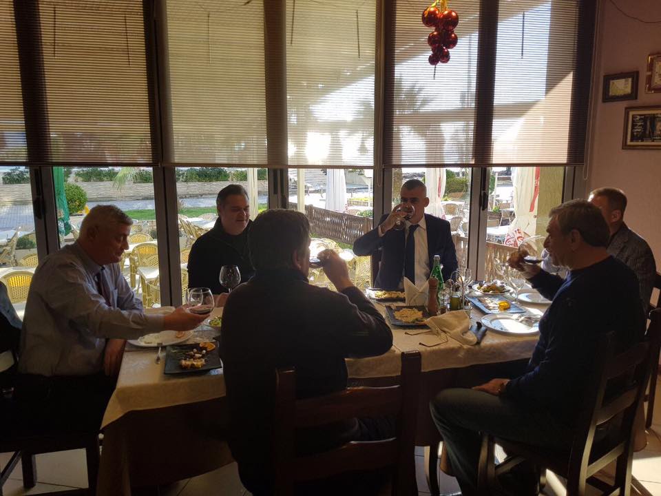 FOTO GALERI/ Të vegjlit majtas e djathtas bëhen bashkë, ja për çfarë biseduan