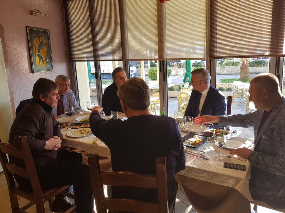 FOTO GALERI/ Të vegjlit majtas e djathtas bëhen bashkë, ja për çfarë biseduan