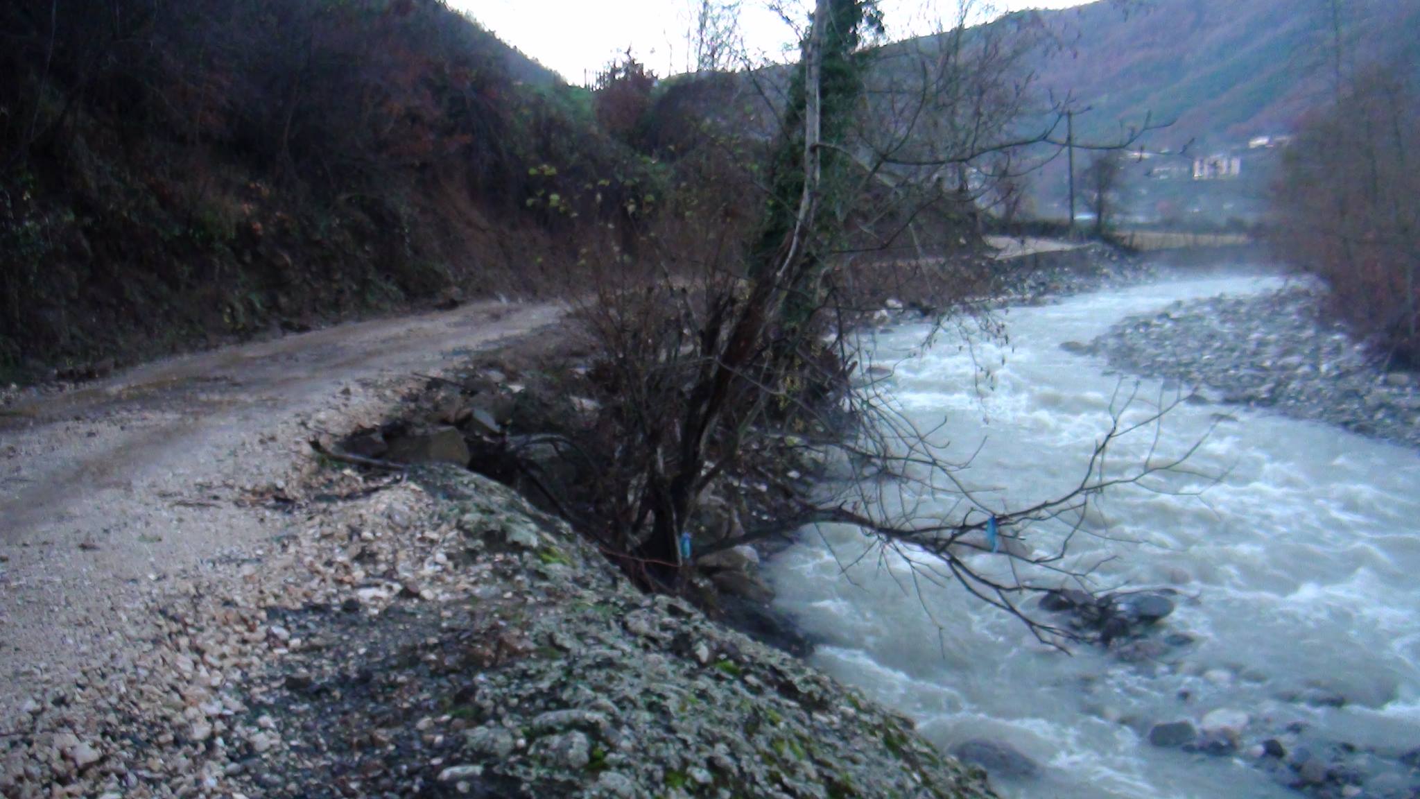 FOTO & VIDEO GALERI/ Kurbin, fëmijët rrezikojnë për të shkuar në shkollë, zona turistike e harruar nga shteti