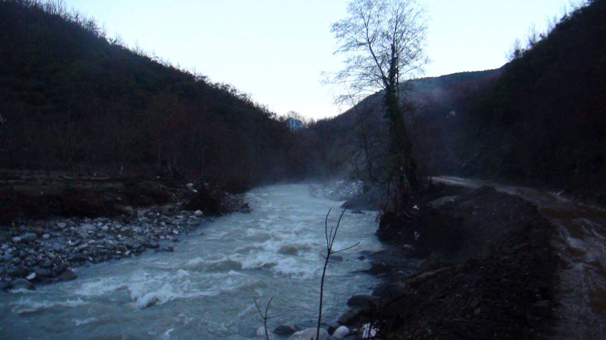 FOTO & VIDEO GALERI/ Kurbin, fëmijët rrezikojnë për të shkuar në shkollë, zona turistike e harruar nga shteti