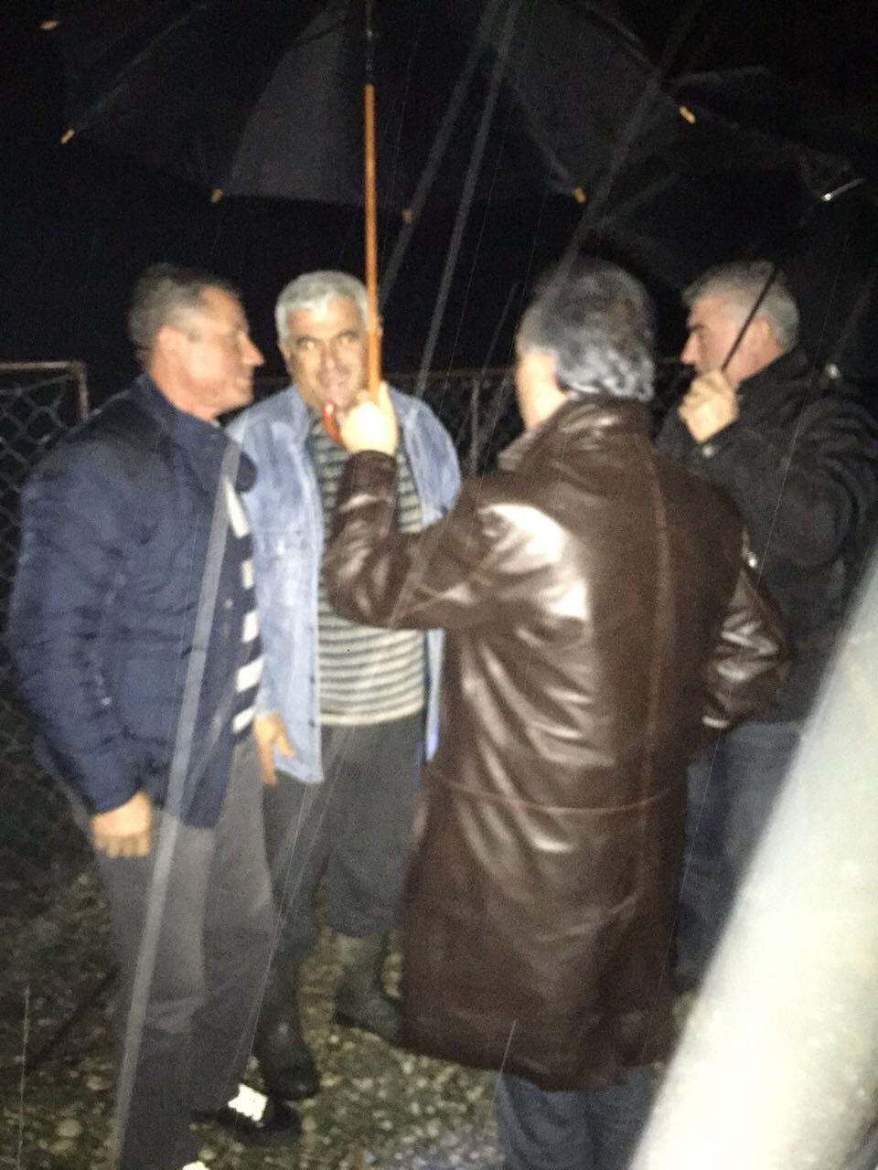 FOTO/Deputeti i opozites tronditet ne Frakull te Fierit