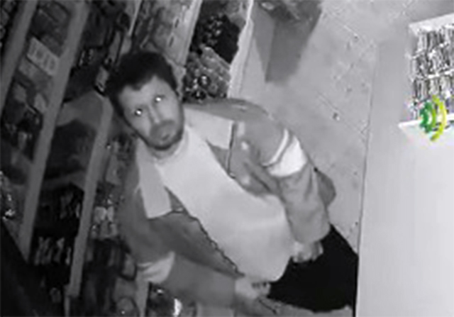 VIDEO & EMRI/ Maskat “boshatisin” marketin, policia arreston pijanecin që mori një shishe raki