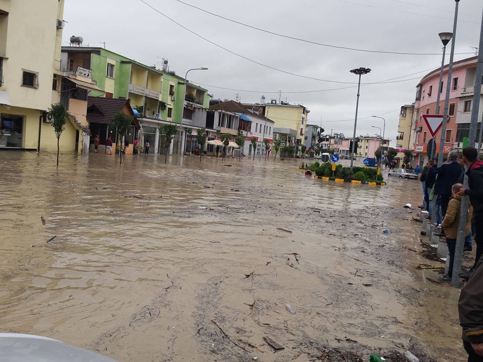 VIDEO/ Reshjet e shiut, rikthejnë përmbytjet