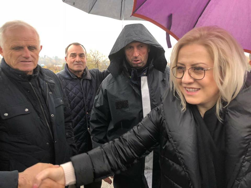 Marrin fund hallet e të përmbyturve, ministrja e Arsimit fal një rrogë mujore të saj