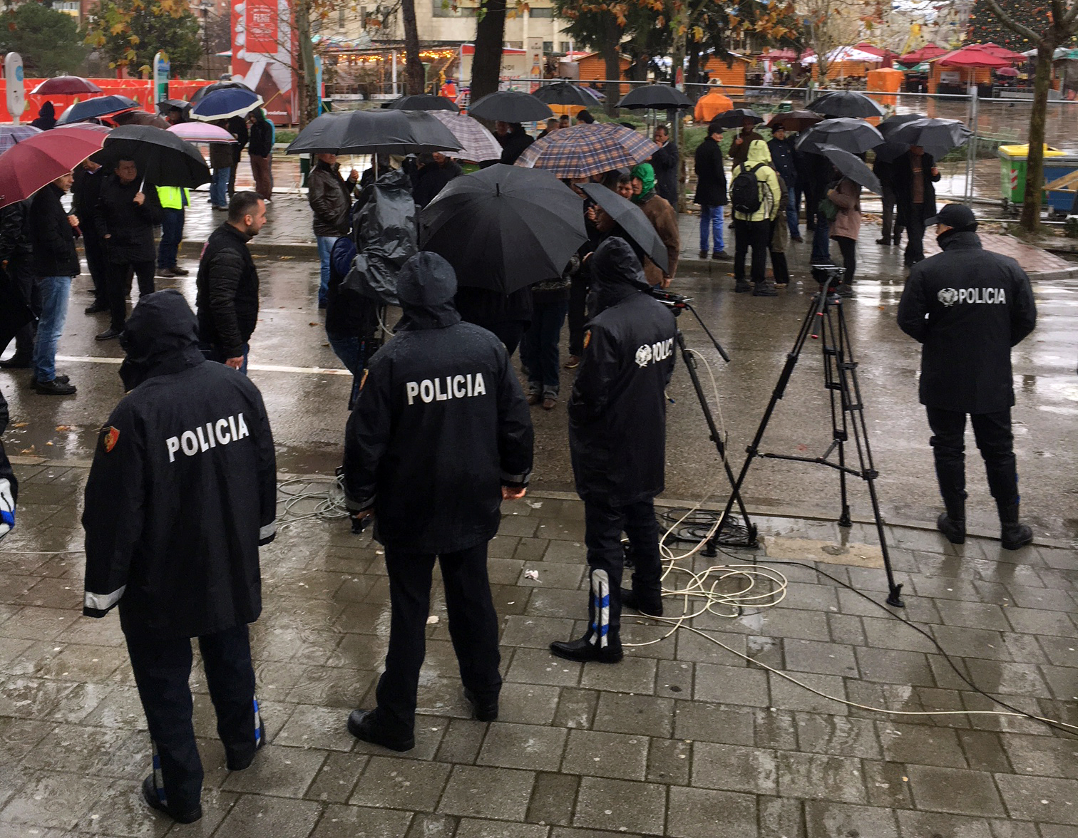 FOTO GALERI/ Qeveria premton pagën e nëntorit nesër, por naftëtarët nuk ikin nga protesta…, as policët