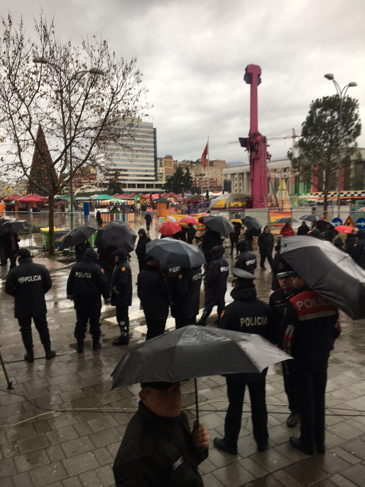 FOTO GALERI/ Qeveria premton pagën e nëntorit nesër, por naftëtarët nuk ikin nga protesta…, as policët