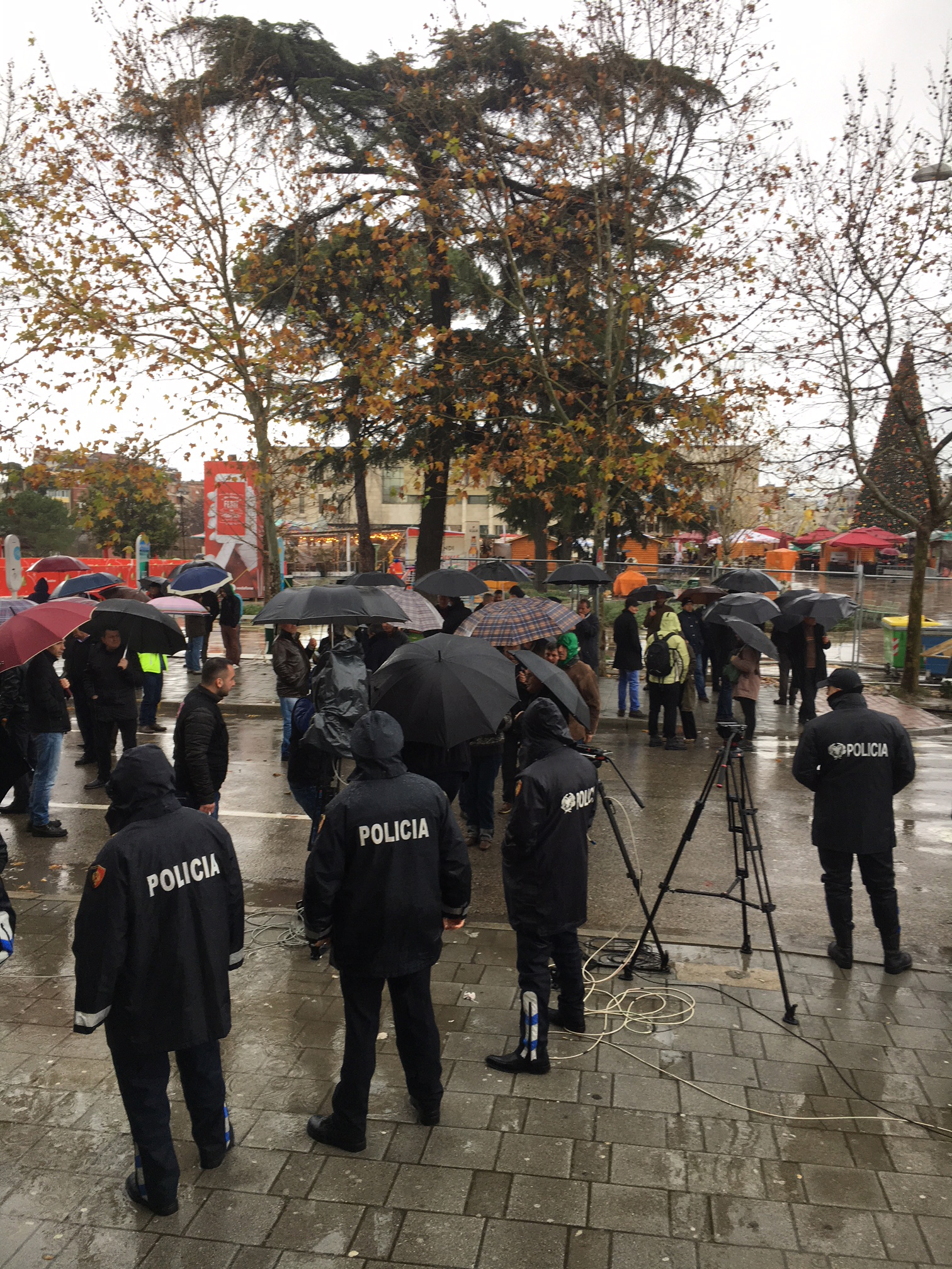 FOTO GALERI/ Qeveria premton pagën e nëntorit nesër, por naftëtarët nuk ikin nga protesta…, as policët