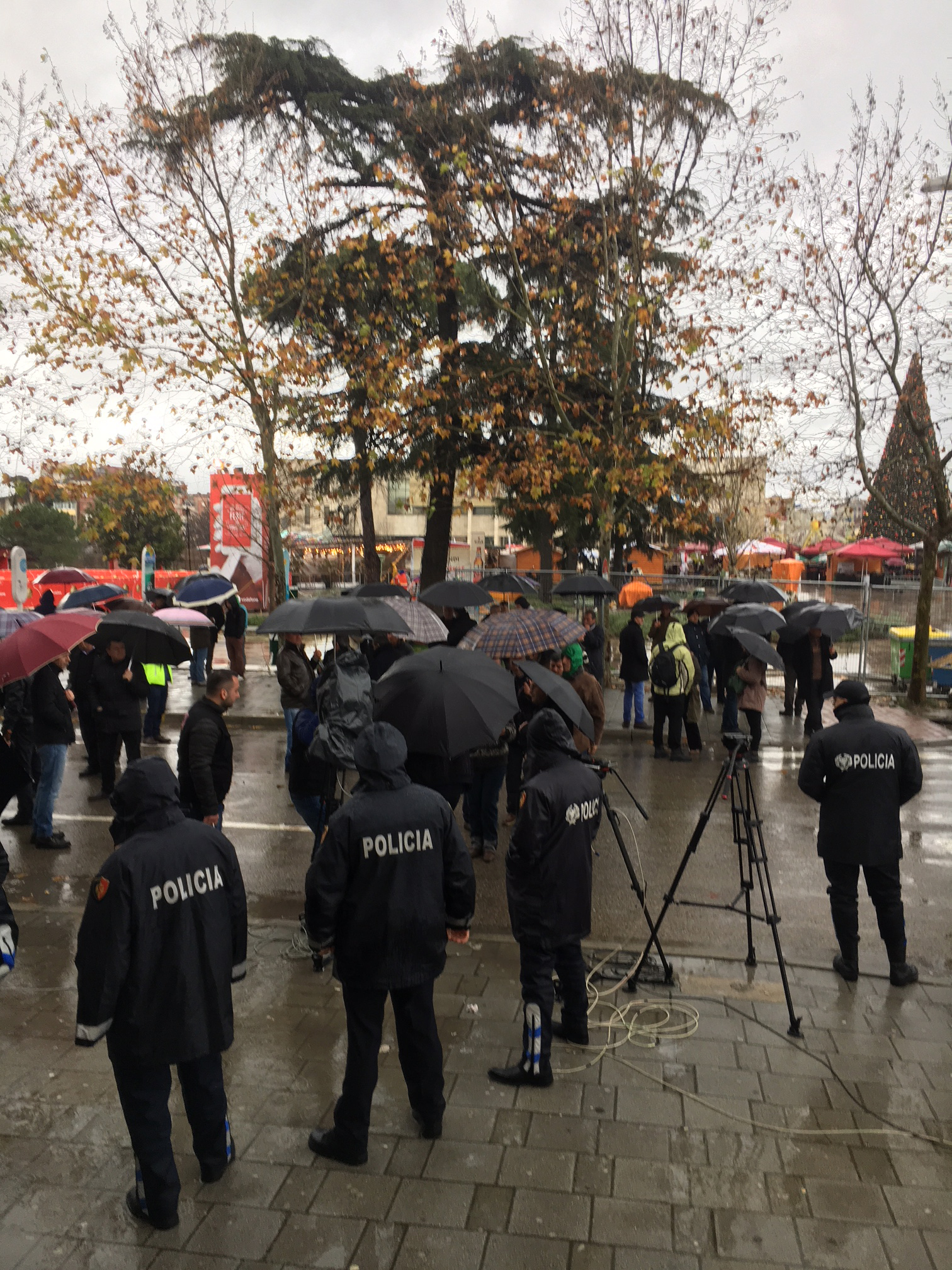 FOTO GALERI/ Qeveria premton pagën e nëntorit nesër, por naftëtarët nuk ikin nga protesta…, as policët