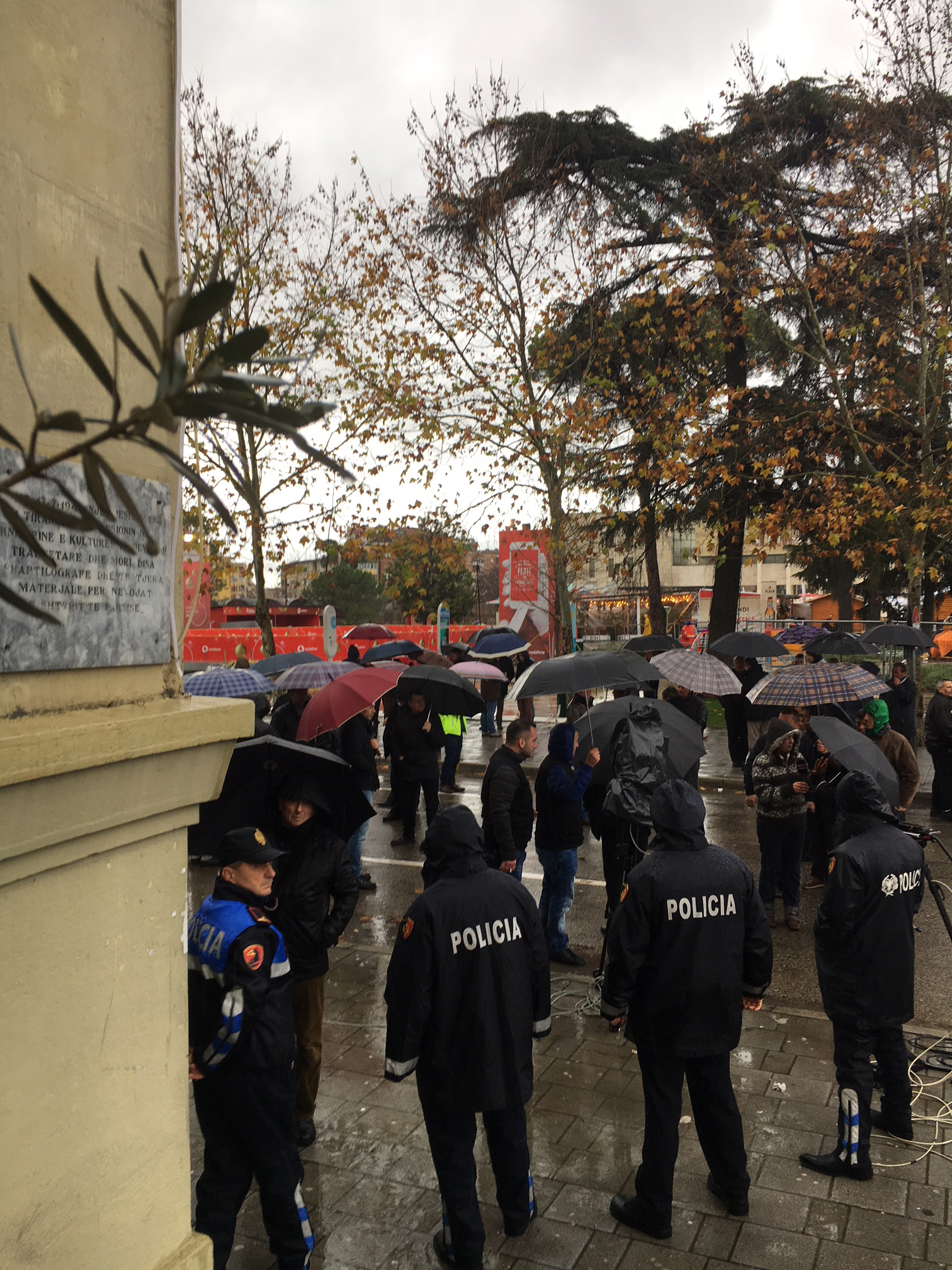 FOTO GALERI/ Qeveria premton pagën e nëntorit nesër, por naftëtarët nuk ikin nga protesta…, as policët
