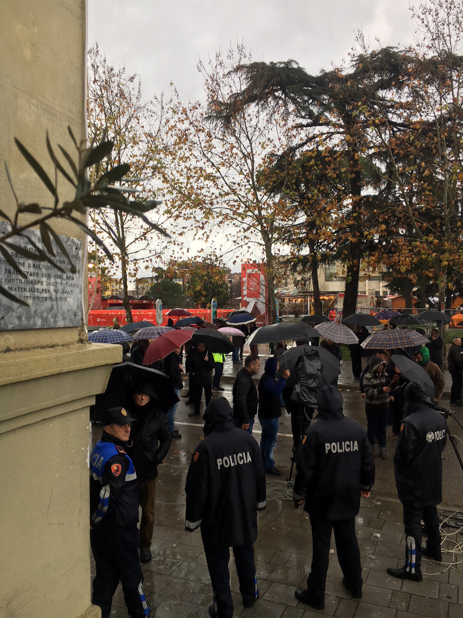 FOTO GALERI/ Qeveria premton pagën e nëntorit nesër, por naftëtarët nuk ikin nga protesta…, as policët