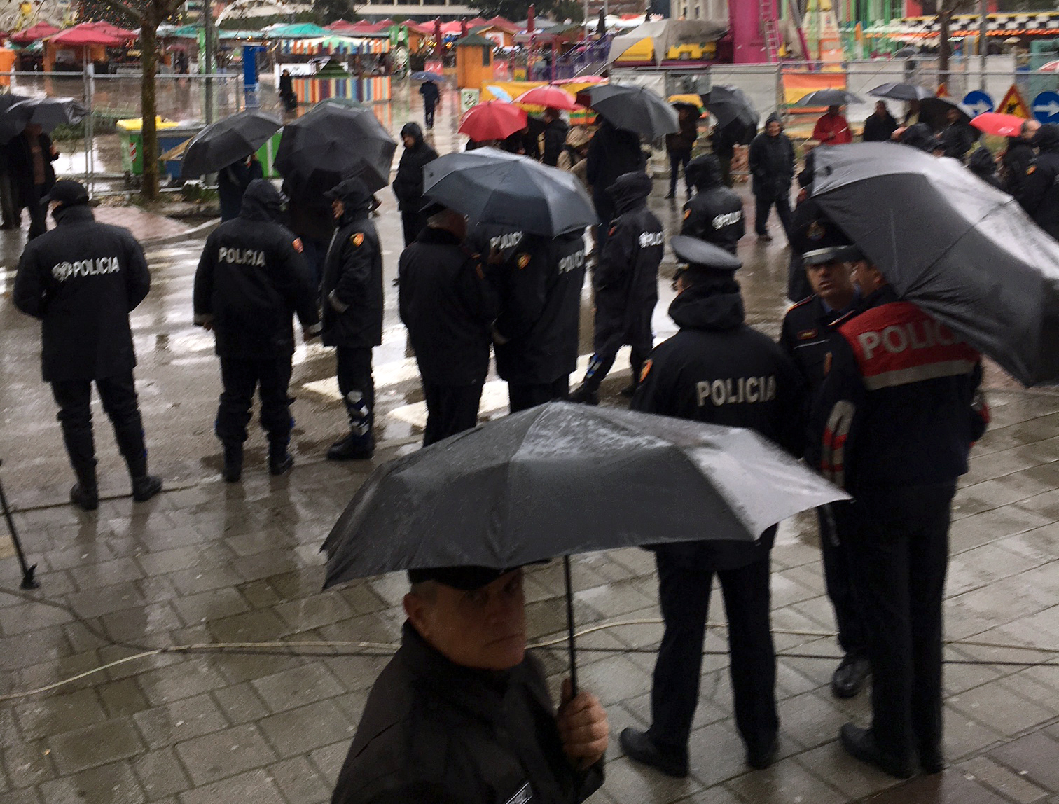 FOTO GALERI/ Tensionohet protesta e naftëtarëve, policia tenton ti largojë, shoqërohet një person