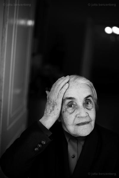 Vdekja e Nexhmije Hoxhës? … Nusja: Thashetheme dashakeqe, s’ka asgjë të vërtetë