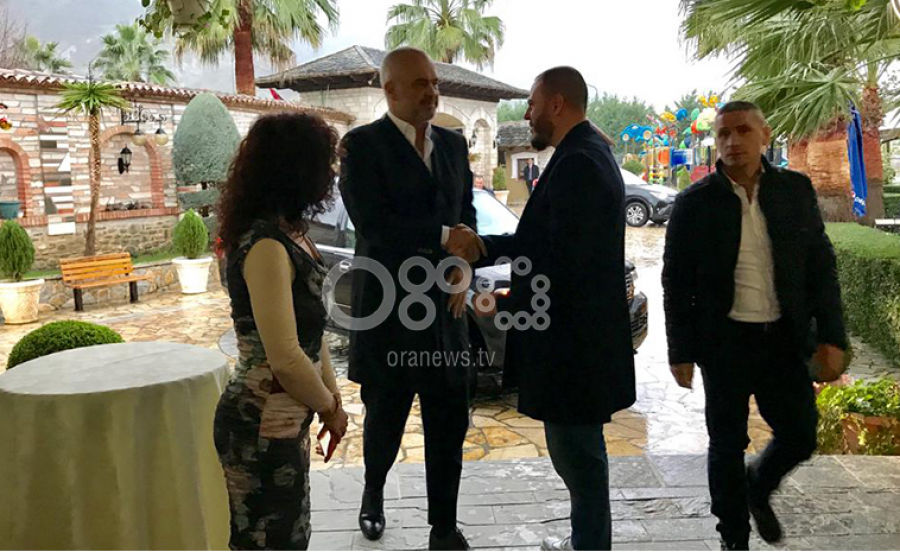 FOTO GALERI/ Para votimit për Kryeprokurorin, Rama relakson grupin e PS me festë luksoze